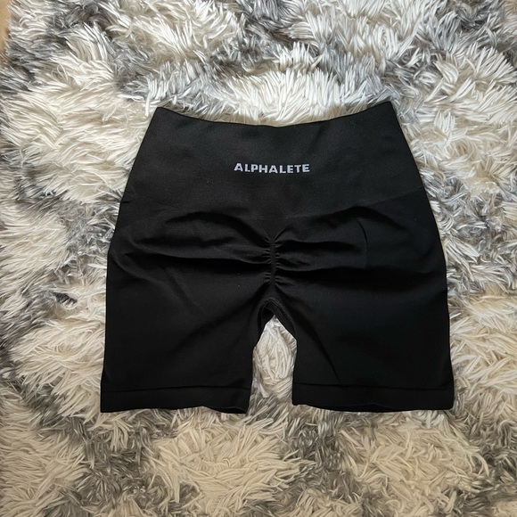 Alphalete Amplify Shorts in Black 4.5” - Picture 1 of 3
